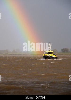 Tug Boat am Fuße des Regenbogens am Rhein getroffen, während auf Viking Kreuzfahrtschiff Stockfoto