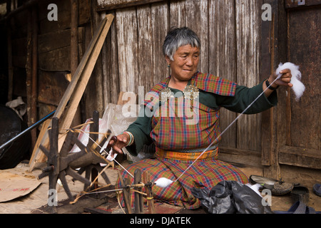 Bhutan, Nobding Basar, Frau Baumwolle von Hand auf traditionelle Rad Spinnen Stockfoto