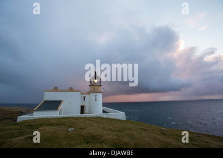 Regendusche bei Sonnenuntergang über Stoer Ppoint Leuchtturm in Assynt, North West Highlands, Schottland, Großbritannien. Stockfoto