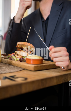 Kaufmann Essen Essen im Restaurant Stockfoto