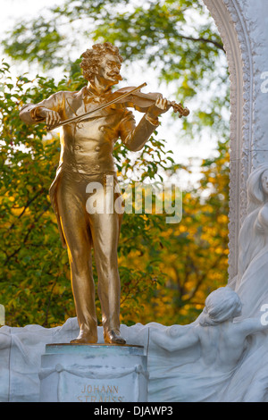 Statue des Musikers Johann Strauss II, auch bekannt als der "Walzerkönig", 1825-1899, Wien, Österreich Stockfoto