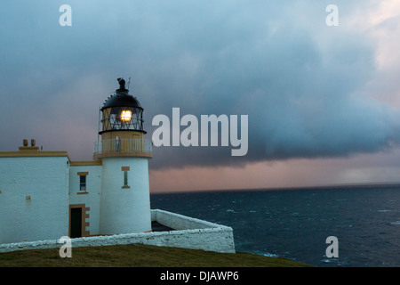 Regendusche bei Sonnenuntergang über Stoer Ppoint Leuchtturm in Assynt, North West Highlands, Schottland, Großbritannien. Stockfoto