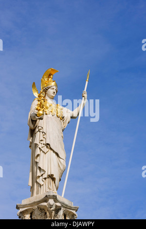 Statue der Pallas Athene-Brunnen, Wien, Österreich Stockfoto