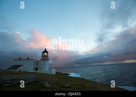 Regendusche bei Sonnenuntergang über Stoer Ppoint Leuchtturm in Assynt, North West Highlands, Schottland, Großbritannien. Stockfoto