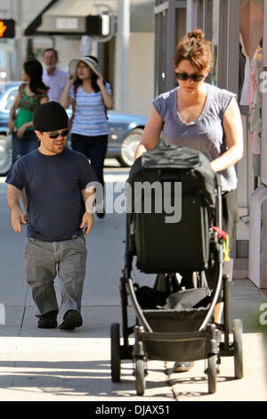 Spiel der Throne Peter Dinklage unterwegs in Beverly Hills mit Frau Erica Schmidt und seiner Tochter gesehen. Los Angeles, Kalifornien - 24.09.12 Stockfoto