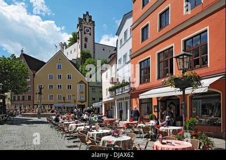 Cafés in der Fußgängerzone, Hohes Schloss, Hochschloss hinten, Ostallgaeu, Allgäu, Füssen, Schwaben, Bayern, Deutschland Stockfoto