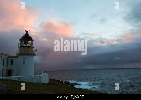 Regendusche bei Sonnenuntergang über Stoer Ppoint Leuchtturm in Assynt, North West Highlands, Schottland, Großbritannien. Stockfoto