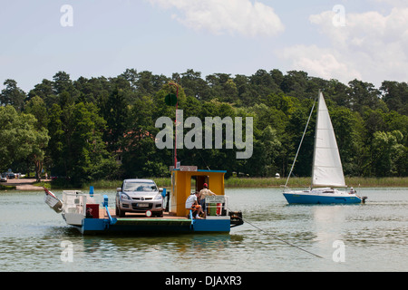 Autofähre über See Beldany, Masurische Seenplatte oder Masurische Seenplatte, Mikolajki, Woiwodschaft Ermland-Masuren, Polen Stockfoto