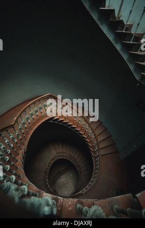 Alten dunklen Innenraum mit einer langen Treppe Stockfoto