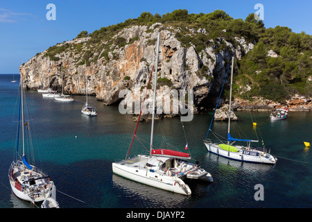 Segelboote und Yachten in Spanien, Balearen, Minorca, Cales Buchten Bay Stockfoto