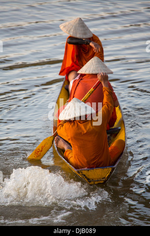 Buddhistische Mönche in einer Zeile Boot auf dem Mekong Fluss in Pakse, Laos Stockfoto