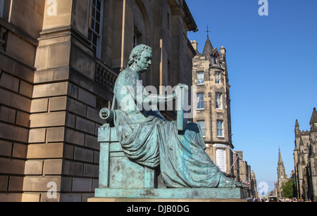 David Hume-Statue mit St. Giles Kathedrale auf der Royal Mile in Edinburgh, Schottland Stockfoto