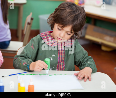 Kleine Junge Zeichnung im Kunstunterricht Stockfoto