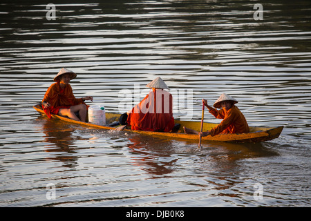 Buddhistische Mönche in einer Zeile Boot auf dem Mekong Fluss in Pakse, Laos Stockfoto