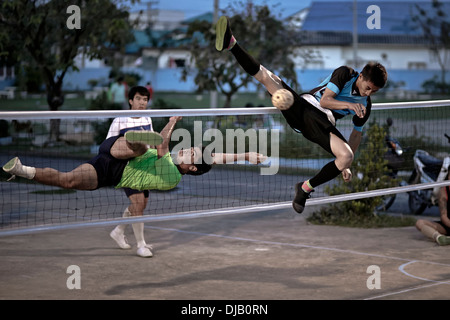 Extreme Sportlichkeit während eines Spiels von Sepak Takraw. Traditionelle und beliebte thailändische Fußballspiel. S. E. Asien Thailand Stockfoto