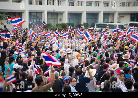 Bangkok, Thailand-26 Nov 2013: Anti-Regierungs-Demonstranten übernehmen das Finanzministerium in Bangkok. Stockfoto