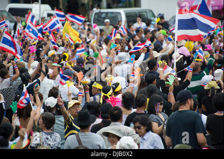 Bangkok, Thailand-26 Nov 2013: Anti-Regierungs-Demonstranten übernehmen das Finanzministerium in Bangkok. Stockfoto