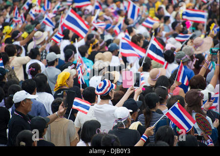 Bangkok, Thailand-26 Nov 2013: Anti-Regierungs-Demonstranten übernehmen das Finanzministerium in Bangkok. Stockfoto