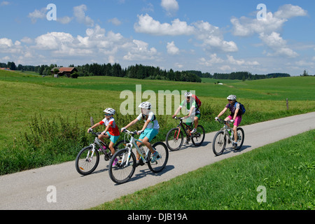 Familie auf einer Fahrradtour in Seeweiler, Seeg Ostallgaeu, Schwaben, Bayern, Deutschland Stockfoto