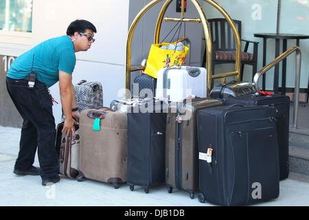 Die samstags-Gepäck außerhalb ihrer Hotel Una Healy, Rochelle Wiseman, Mollie King, Frankie Sandford und Vanessa White der Samstage kommen zu ihrem Hotel Los Angeles, Kalifornien-27.09.12 Stockfoto