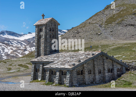 Kirche von Naturstein am Col de Iseran Bergpass, 2764 m, auf der Route des Grandes Alpes Bergstrasse gemacht Stockfoto