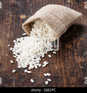 Roher Reis in Jute-Tasche Stockfoto