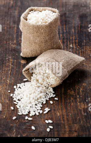 Roher Reis in Jute-Tasche Stockfoto