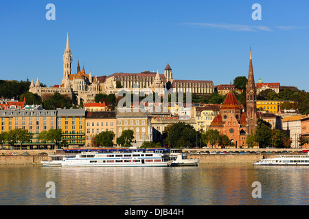 Burgberg mit Matthiaskirche und Fischer &#39; s Bastion, Donau, Budapest, Ungarn Stockfoto