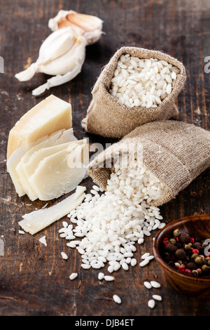 Roher Reis in Jute-Tasche mit Zutaten für risotto Stockfoto