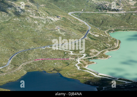 Bernina-Pass oder Passo del Bernina, Straßen- und Eisenbahn-Linie, Kanton Graubünden, Schweiz Stockfoto