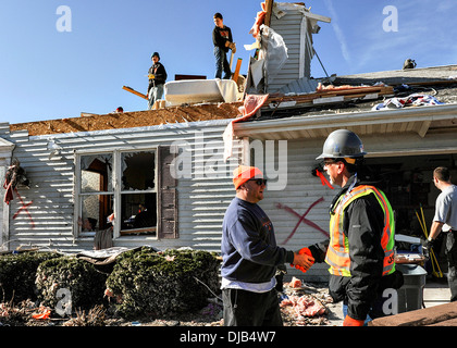 Bewohner beginnen Abriss ihres Hauses durch eine EF-4 Tornado zerstört 19. November 2013 in Washington, IL übrig. Der Tornado hinterlassen eine Schneise der Verwüstung, die für mehr als 46 Meilen erstreckte und vierzehn - hundert Häuser beschädigt. Stockfoto