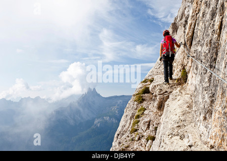 Bergsteiger auf der Via Ferrata Giuseppe di Olivieri, Dolomiten, Belluno, Italien Stockfoto