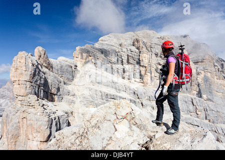 Bergsteiger auf der Via Ferrata Giuseppe di Olivieri, Mt Tofana di Mezzo auf Rückseite, Dolomiten, Belluno, Italien Stockfoto