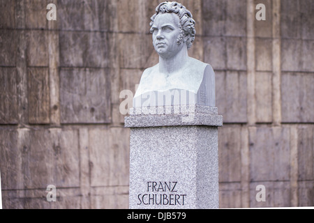 Büste vor der  liederhalle  Concert Hall zeigt Komponisten Franz Schubert, Stuttgart, Baden-Württemberg, Deutschland Stockfoto