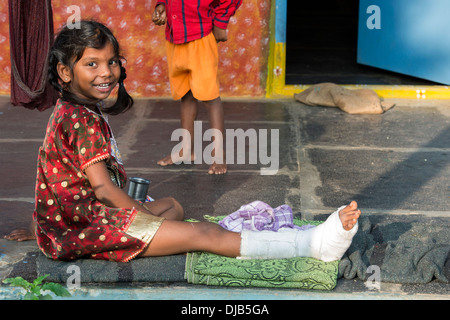 Indische Mädchen mit gebrochenem Bein außerhalb ihrer indischen Dorf nach Hause. Andhra Pradesh, Indien Stockfoto