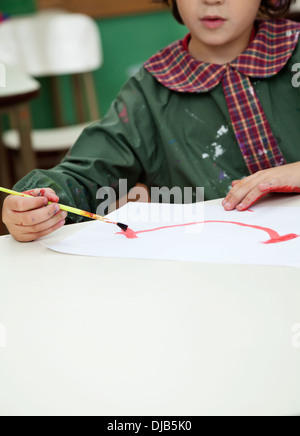 Kleinen jungen Malerei im Kunstunterricht Stockfoto