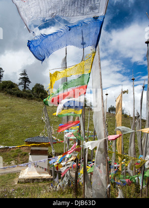 Bhutan, Phobjika,, Pele, La, Pass, Gebetsfahnen über Straße, an Chorten gebunden Stockfoto