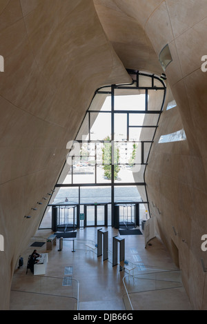 Museum der Geschichte der polnischen Juden, Warschau, Polen. Architekt: Lahdelma & Mahlamaeki, 2013. Wachleute auf ihrem Posten in der Nähe der Stockfoto