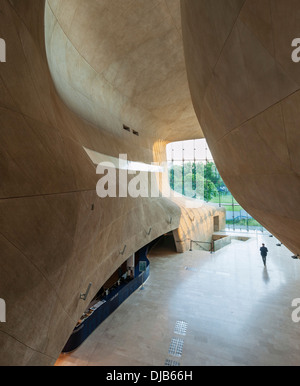 Museum der Geschichte der polnischen Juden, Warschau, Polen. Architekt: Lahdelma & Mahlamaeki, 2013. Die leere von Floating Bridge gesehen eine Stockfoto