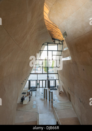 Museum der Geschichte der polnischen Juden, Warschau, Polen. Architekt: Lahdelma & Mahlamaeki, 2013. Wachleute auf ihrem Posten in der Nähe der Stockfoto