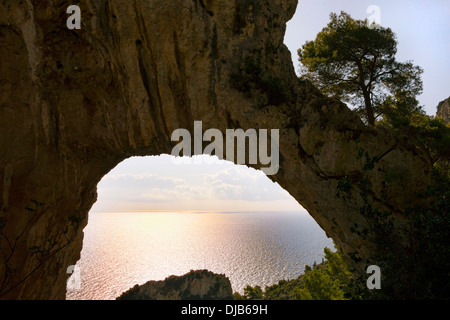 Blick durch die Felsformation Arco Naturale (naturale), das Mittelmeer, Capri, Kampanien, Italien, Europa Stockfoto