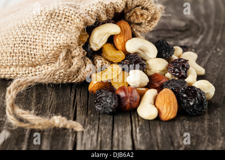 Nüssen und getrockneten Früchten auf hölzernen Hintergrund Stockfoto