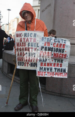 London, UK. 26. November 2013. Demonstranten versammelten sich in der City of London gegen die Politik der Regierung Kraftstoff für Rentner und die Preiserhöhungen der Bix sechs Energieunternehmen (Southern Electric, British Gas, EDF, Electricité de France, E.ON, Scottish Power, RWE Npower) zu demonstrieren. Foto: Nick Savage/Alamy Live-Nachrichten Stockfoto