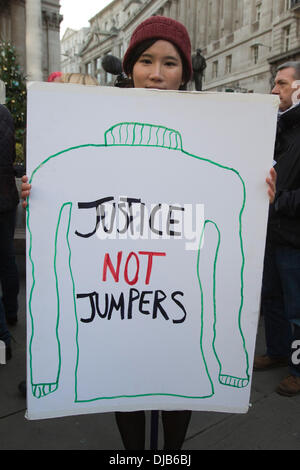 London, UK. 26. November 2013. Ein Demonstrant mit einem Schild "Gerechtigkeit nicht Jumper". Demonstranten versammelten sich in der City of London gegen die Politik der Regierung Kraftstoff für Rentner und die Preiserhöhungen der Bix sechs Energieunternehmen (Southern Electric, British Gas, EDF, Electricité de France, E.ON, Scottish Power, RWE Npower) zu demonstrieren. Foto: Nick Savage/Alamy Live-Nachrichten Stockfoto