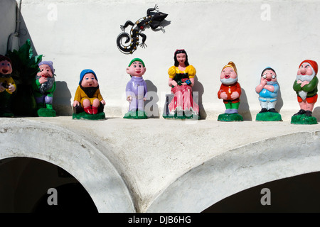 Schneewittchen und die 7 Zwerge Garten GNOME gegen eine weiße Wand, Anacapri, Capri, Kampanien, Italien, Europa Stockfoto