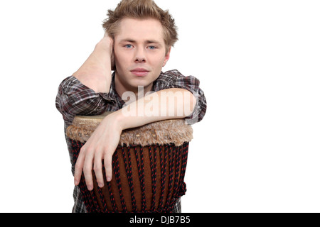 Junger Mann mit einer Djembe-Trommel Stockfoto