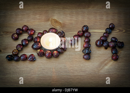 PF 2014 aus der Hagebutte mit Teelicht gemacht. Glückliches neues Jahr 2014. Stockfoto