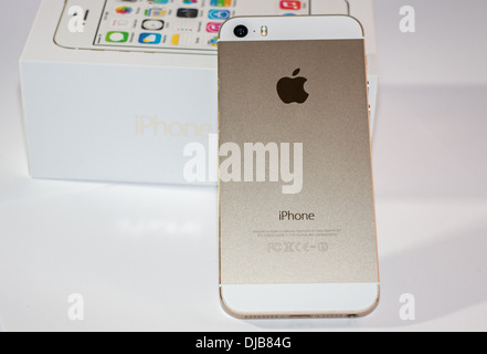 iPhone 5 s Gold Rückseite anzeigen stützte sich auf Box Stockfoto