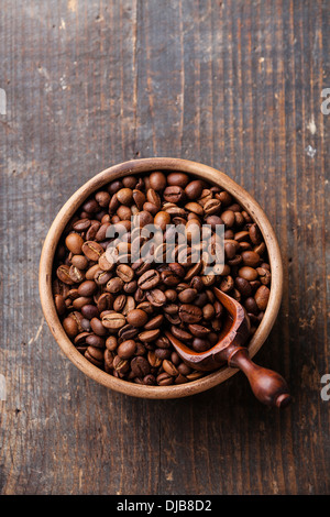 Kaffeebohnen in Keramikschale Stockfoto