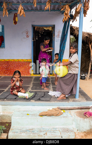 Indische Mädchen mit gebrochenem Bein und Familie außerhalb ihrer indischen Dorf nach Hause. Andhra Pradesh, Indien Stockfoto